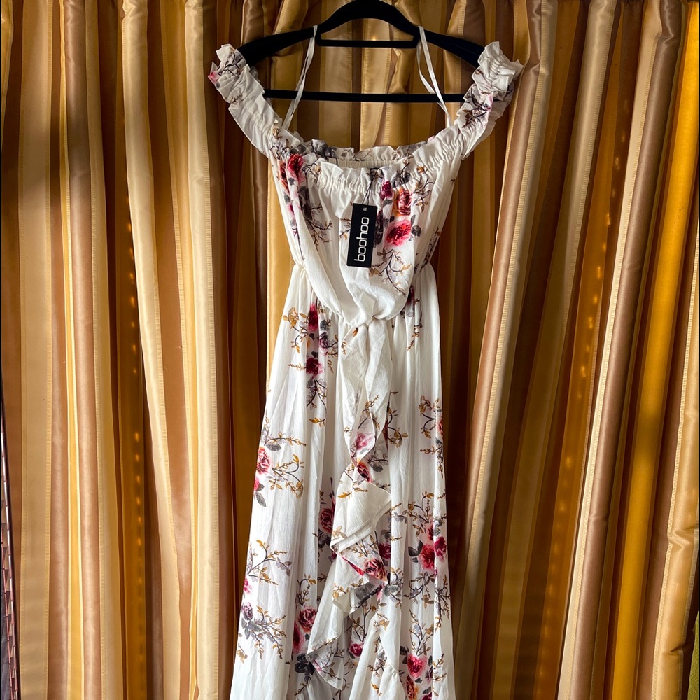 Boohoo NWT maxi cream floral dress, size 4